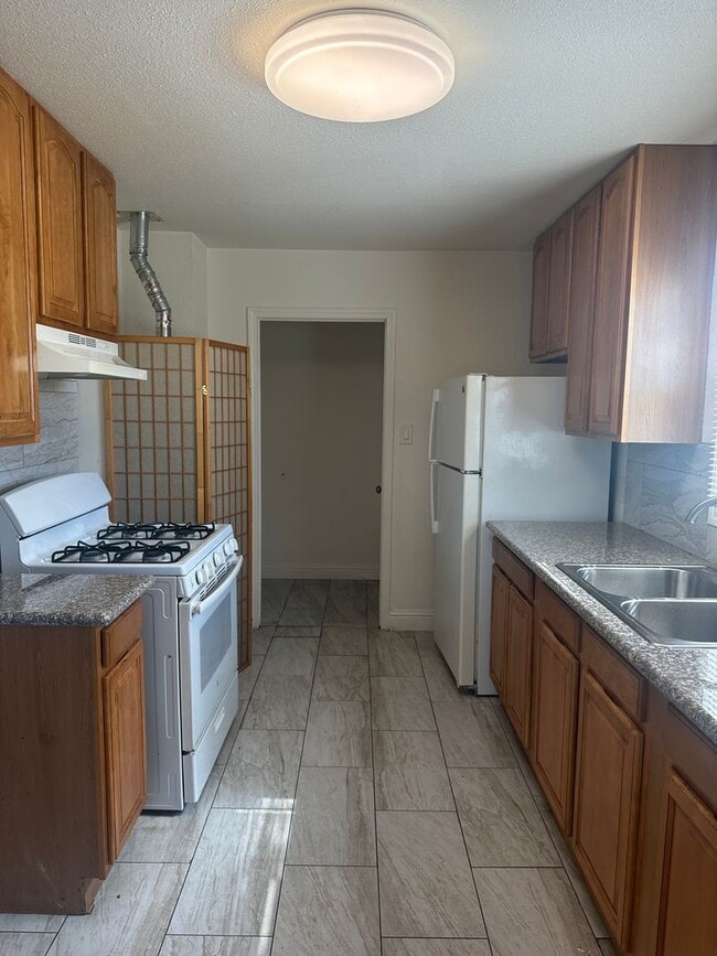 Photo - 6614 Bancroft Ave Unit #6616