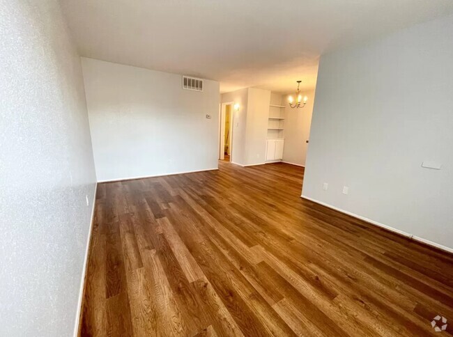 Building Photo - 5550 N Braeswood Blvd Unit 143 Rental