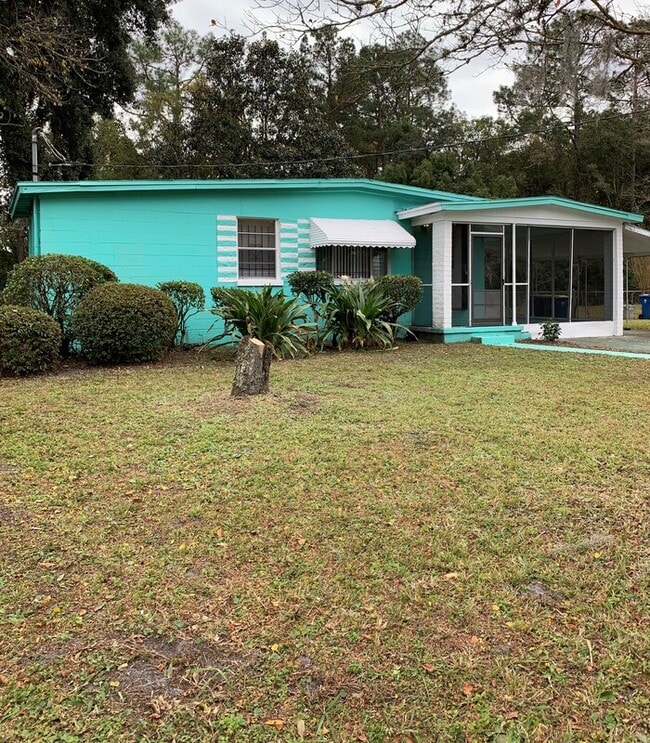 Photo - Spacious Backyard And Screened Porch In This Cozy 3 Bedroom Home
