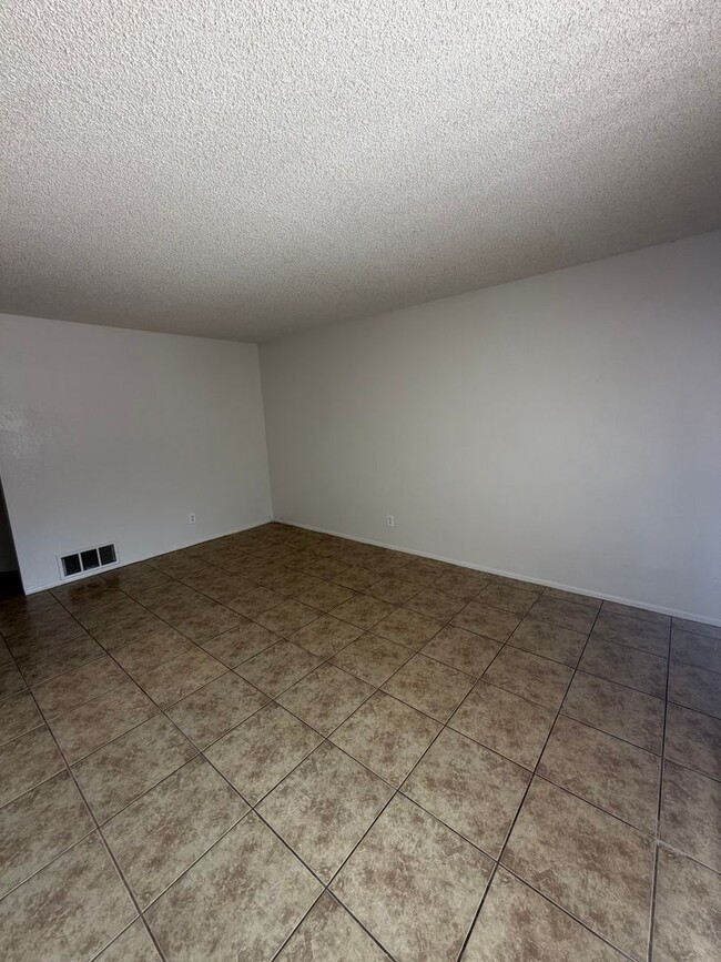 330 W 5th Pl Unit 1