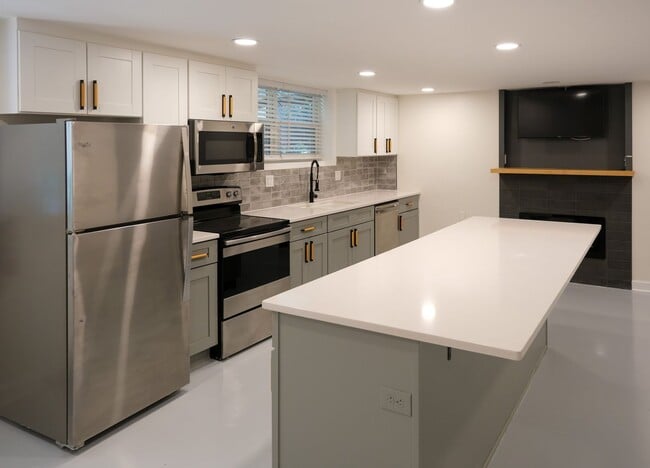 Building Photo - 27 Swanson Ct Unit 27 Swanson Lower
