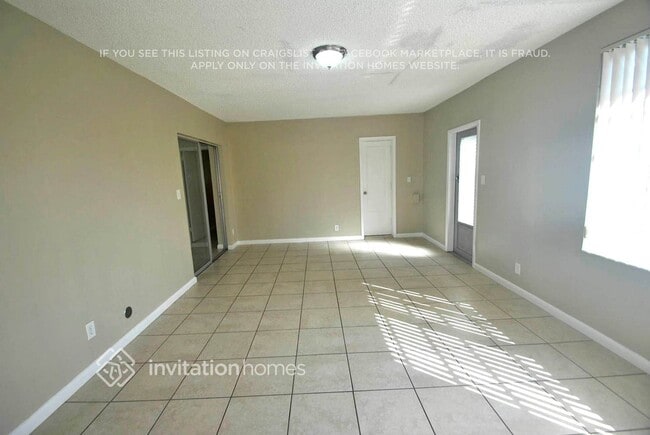 Photo - 921 E Hawthorne Cir