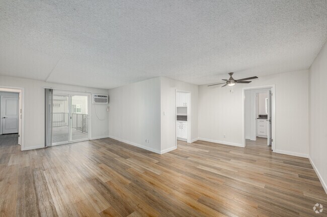 2BR, 2BA - 950SF - Living Room/Dining Room