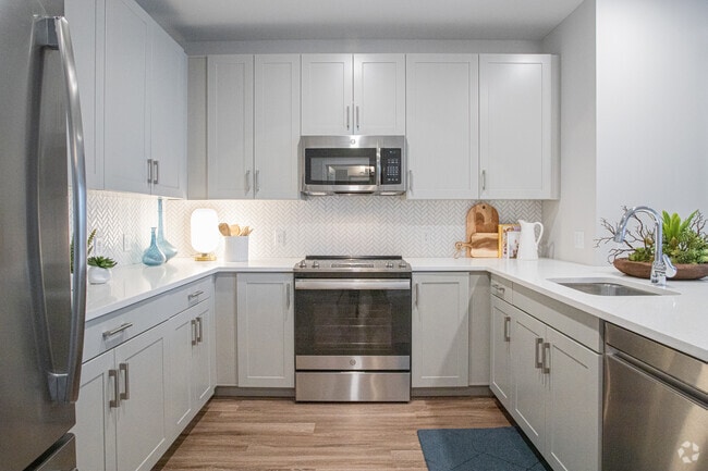 1BR, 1BA - 759 sf