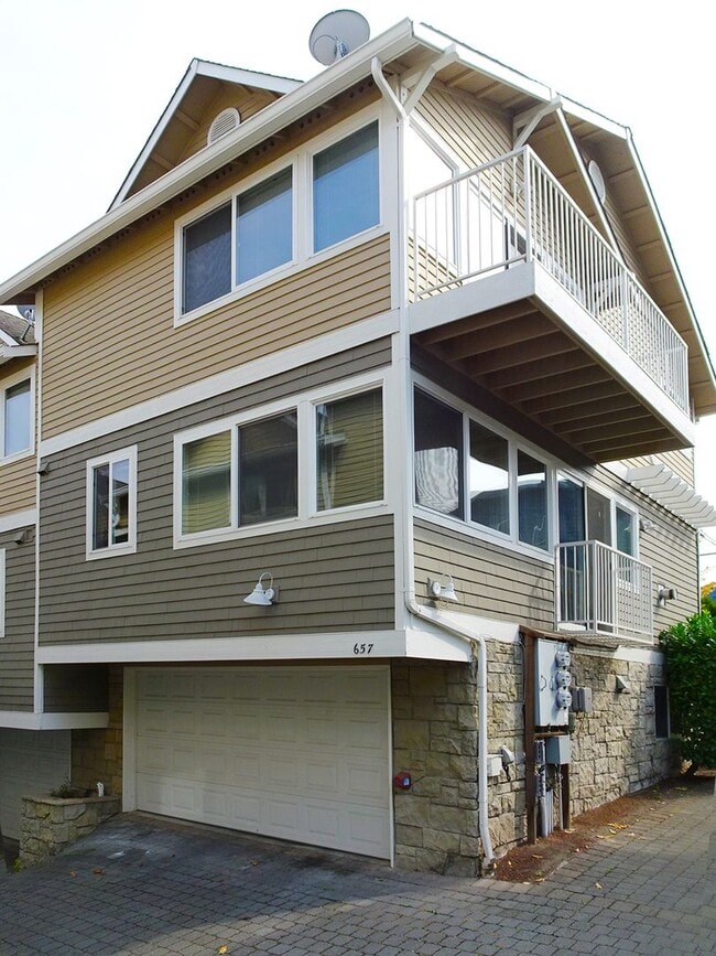 Photo - 657 W Emerson St