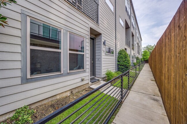 Photo - 4222 Roseland Ave