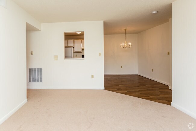 2BR, 1BA - The Cambridge 851 SF