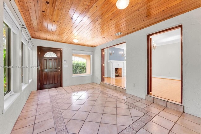 Photo - 1514 Capri St