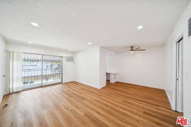 Photo - 842 Westbourne Dr Unidad 8