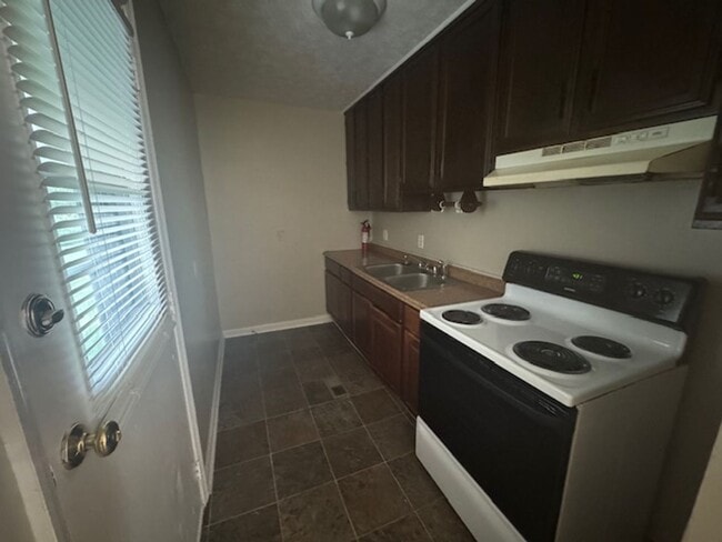 Photo - 205 Chesterfield Pl