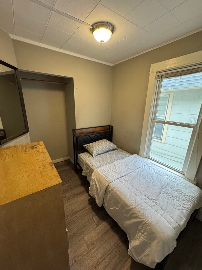 Building Photo - 344 16th Ave NE