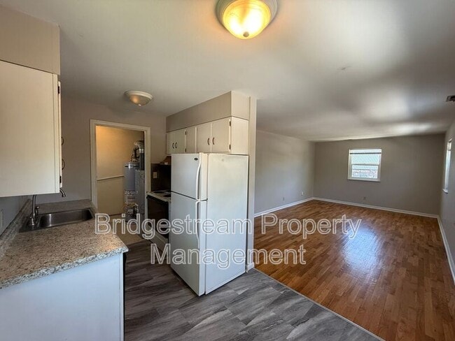 Photo - 92 W Franklin St