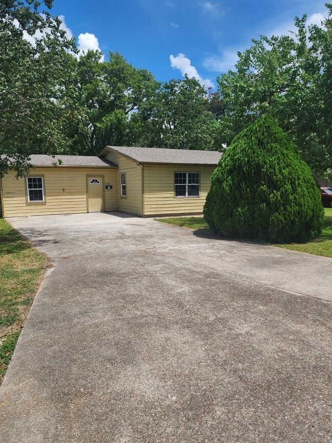 Photo - 500 Bluebonnet Dr