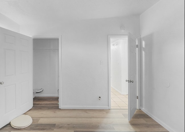 Photo - 305 E 5th St