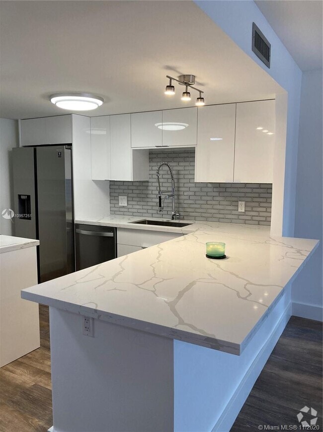 Building Photo - 1300 NE Miami Gardens Dr Unit 621e Rental