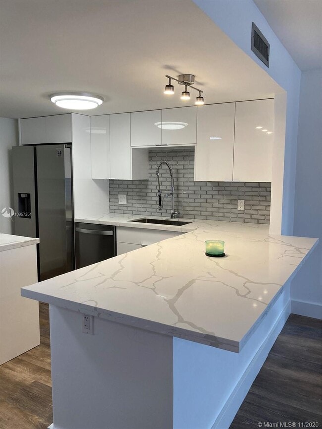 Building Photo - 1300 NE Miami Gardens Dr Unit 521e Rental
