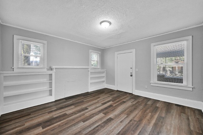 Photo - 326 Basswood St