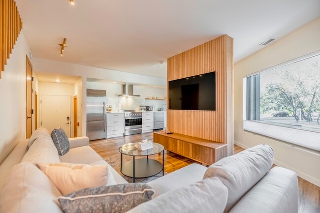 Building Photo - 234 Wellington Cres Unit 3