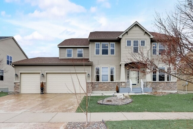 Building Photo - Grand 5 bed 4.5 bath Maple Grove Home w/ 3...