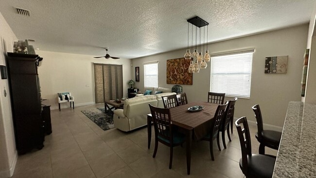 Photo - 412 Waterside Cir