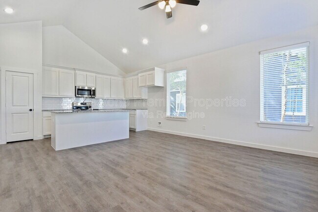 Photo - 718 W Texas St