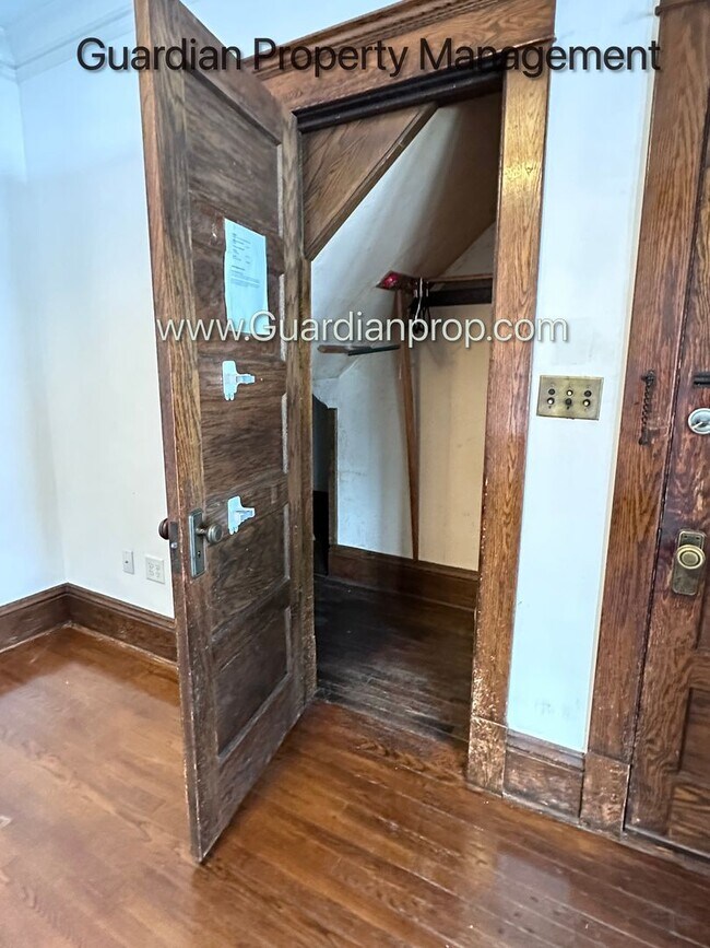 Photo - Spacious Condo With Office, Dishwasher, 1 Parking Space, Hardwood Floors, Free Laundry Unit 2