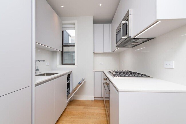 Building Photo - Great 1.5 Bed Located Close to Green Line and Dunkins'!