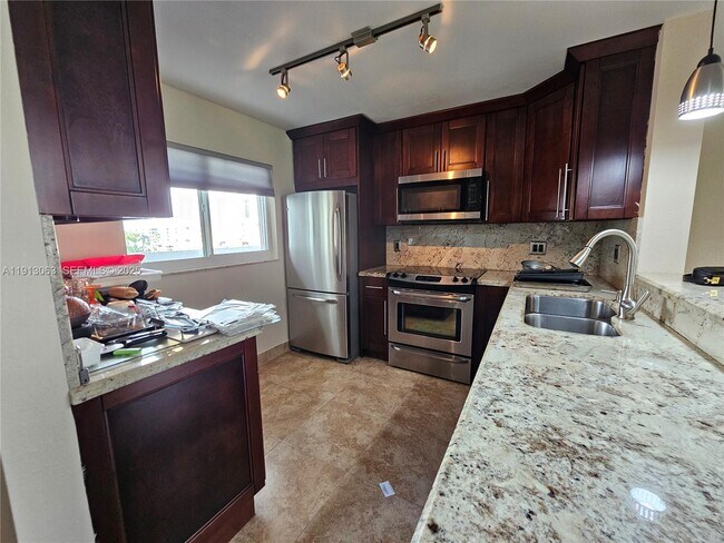 Photo - 4000 NE 169th St Unidad 302