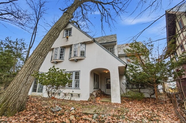 Building Photo - Private House on iuka ave Ravine – Central Campus – Newly Renovated - Flexible Pricing