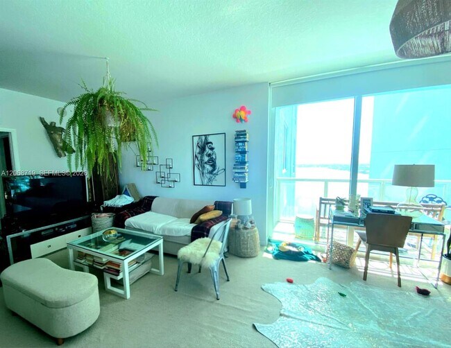 Building Photo - 1900 N Bayshore Dr Unit 2405