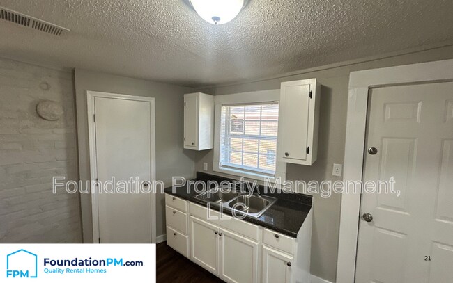 Photo - 1596 Barton St