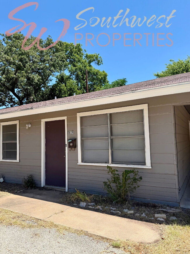 Building Photo - Location! Location! Easy walk to campus! 2 bedroom duplex! Unit D