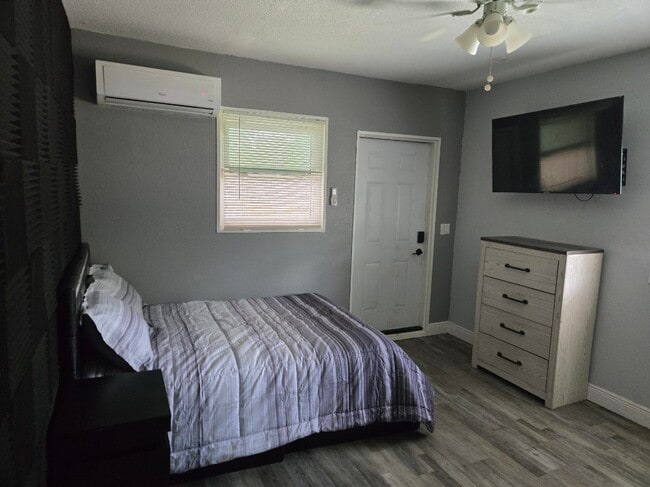 Photo - 1823 E 109th Ave Unidad #1