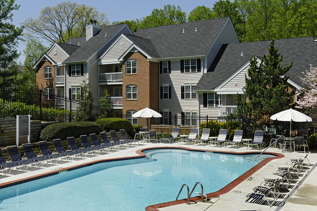 Swimming pool and sundeck with lounge seating - eaves Fairfax City Apartments