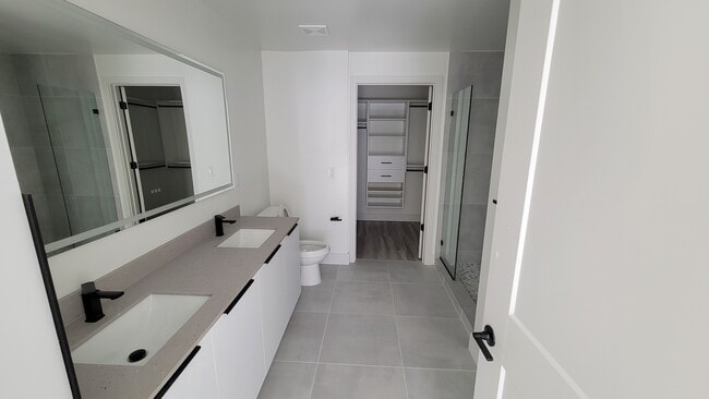 Photo - 2431 NE 187th St Unidad B2