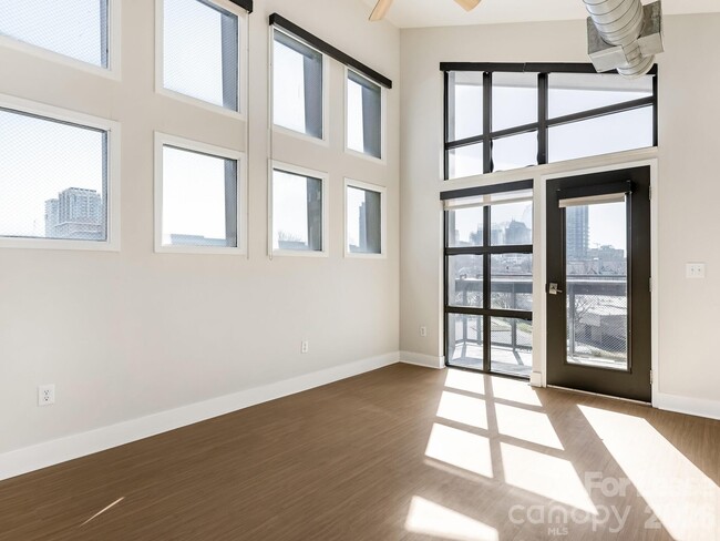 Building Photo - 514 W 10th St