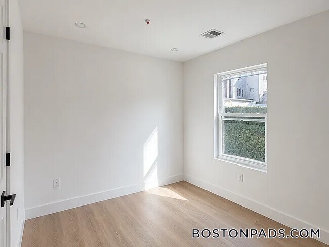 Photo - 275 Shrewsbury St Unit 3
