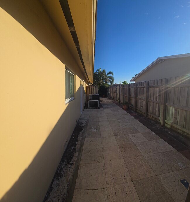 Photo - 9610 Johnson St