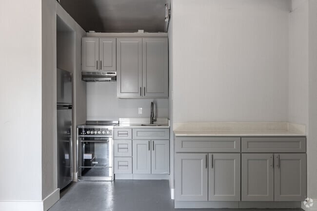 2BR, 1BA - 761SF - Kitchen