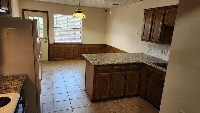 Amplio comedor - 509 Cedar Elm Ln