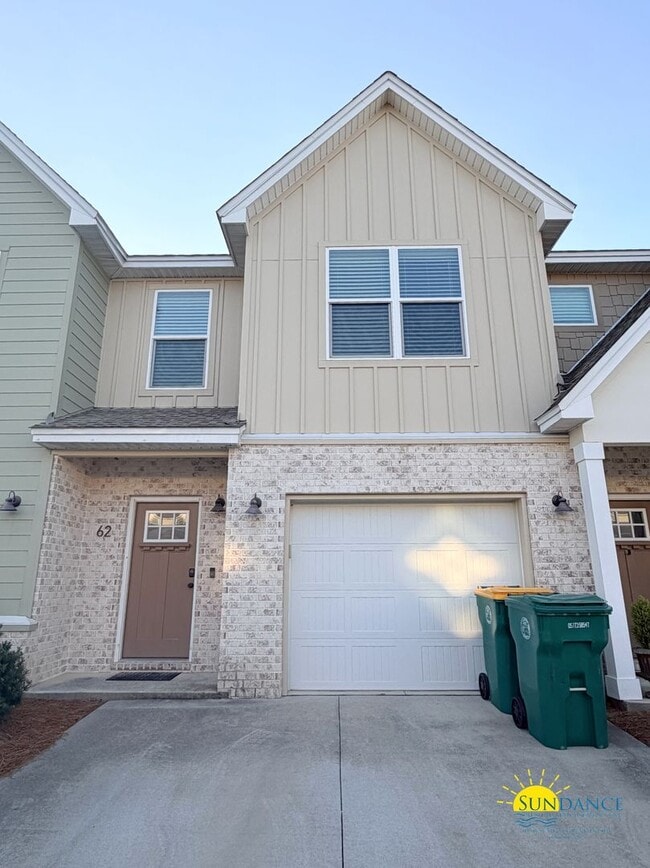 Building Photo - Stunning 3 Bedroom Tuscany Village Townhouse!