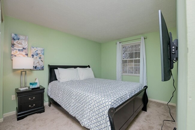 Building Photo - Inviting home with private fenced yard for pets