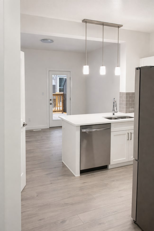 Photo - 2710-2766 66 St SW