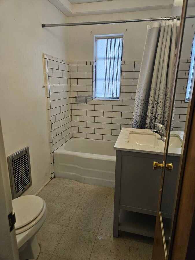 Bathroom - 633 San Pedro Dr SE Unidad C