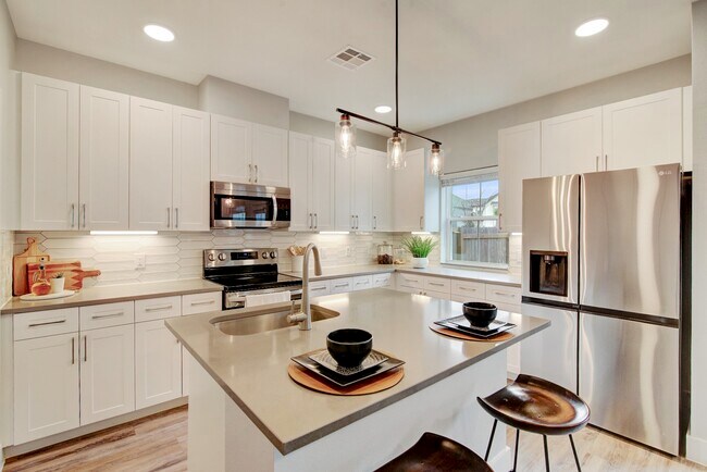 Building Photo - 28325 Birnham Woods Dr Unit 125 Rental