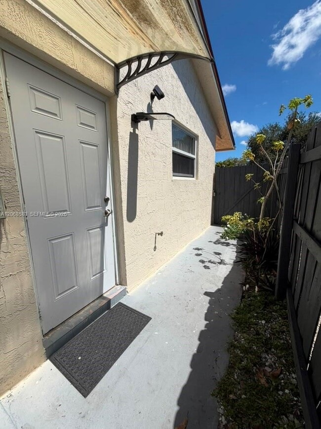 Photo - 1725 SW 32nd St Unidad 0