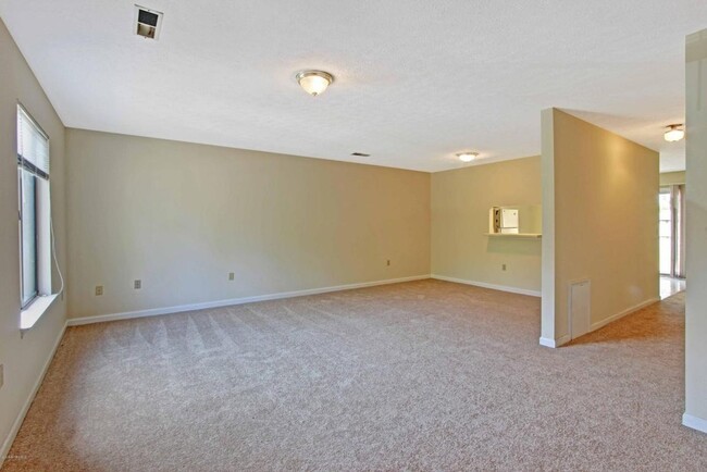 Large living room - 947 Lora Ln Townhome