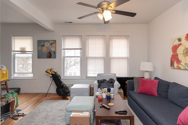 Building Photo - 2627 N Marshfield Ave Unit J01P