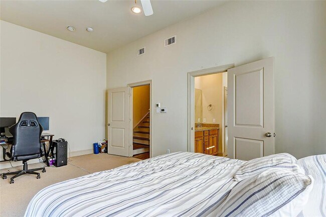 Photo - Bright and spacious townhome with a beautiful rooftop terrace to relax.