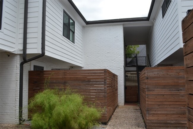 Building Photo - 1710 Brun St Unit 10